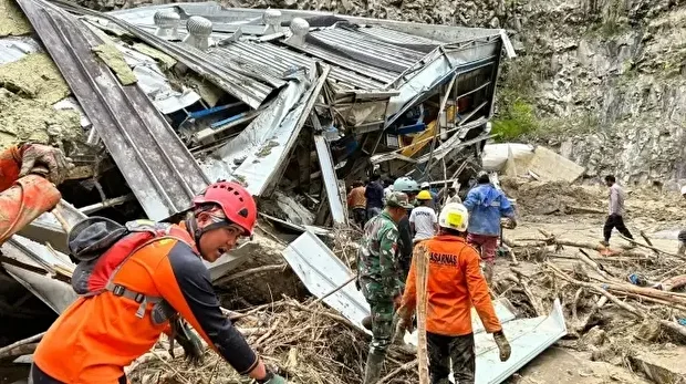 Le nombre de victimes des inondations et des glissements de terrain causés par les fortes pluies sur l'île indonésienne de Sumatra s'élève désormais à 174.