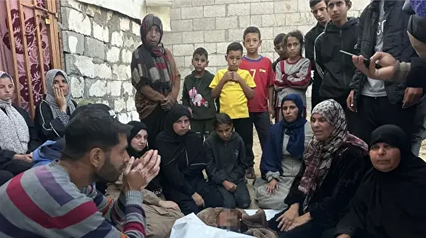 Un Palestinien, Abdullah Hamad, a perdu la vie lors d'une attaque menée par l'armée israélienne dans le quartier de Beni Suheyla, dans la ville de Khan Yunis, dans la bande de Gaza. Une cérémonie funéraire a été organisée devant l'hôpital Nasser en l'honneur du Palestinien décédé.