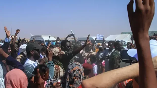 Le gouverneur régional du Darfour et chef du Mouvement de libération du Soudan (SLM), Minni Arko Minnawi, arrive lors d'une visite au camp de déplacés d'Al-Afad, dans la ville d'Al-Dabba, au nord du Soudan, le 26 novembre 2025.