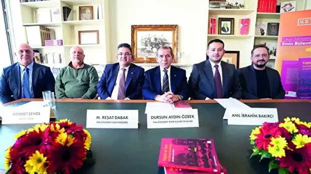 Lansmanda konuşan Galatasaray Spor Kulübü Başkanı Dursun Aydın Özbek, Emin Bülent Serdaroğlu’nun hem Galatasaray’ın hem de Türk kültür ve edebiyatının özel isimlerinden biri olduğunu vurguladı.