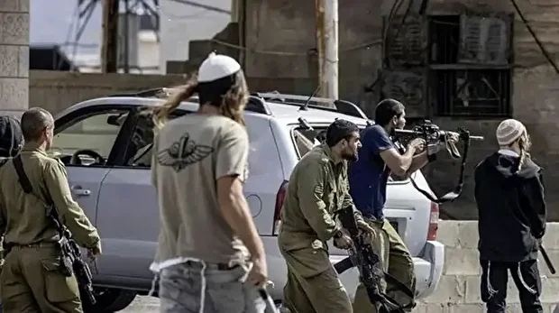 مستوطنون إسرائيليون يحطمون 5 مركبات فلسطينية بالضفة