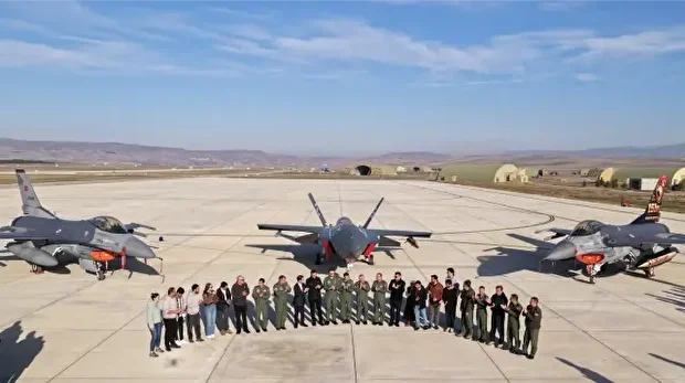 Bayraktar KIZILELMA a marqué une nouvelle fois l'histoire de l'aviation militaire mondiale. Lors d'un test historique réalisé au large de Sinop, l'avion de combat sans pilote national a touché avec précision la cible repérée par le radar MURAD AESA signé ASELSAN à l'aide du missile GÖKDOĞAN développé par TÜBİTAK SAGE. Grâce à cette réussite, Bayraktar KIZILELMA est devenu le premier avion de combat sans pilote de l'histoire de l'aviation à atteindre une cible aérienne à réaction à l'aide d'un missile air-air à longue portée.
