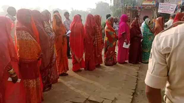 ایک پولنگ اسٹیشن کے باہر خواتین کی قطار لگی ہوئی ہے۔