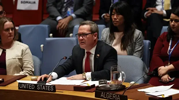 L'ambassadeur américain auprès des Nations Unies, Mike Waltz, s'exprime lors d'une réunion du Conseil de sécurité sur la situation au Moyen-Orient, notamment sur la question de la création d'un État palestinien, pendant l'Assemblée générale des Nations Unies (ONU) le 23 septembre 2025, au siège de l'ONU à New York.