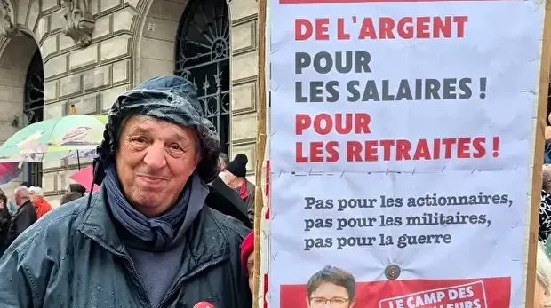 Adoptée en avril 2023 par le recours à l’article 49.3, la réforme des retraites visait à porter progressivement l’âge légal de départ de 62 à 64 ans d’ici à 2030 et à allonger la durée de cotisation à 43 années.