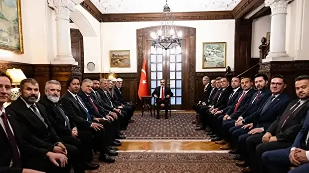 فيدان يلتقي وفدا من أتراك تراقيا الغربية
