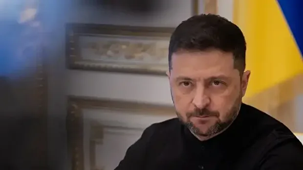 Le président ukrainien Volodymyr Zelensky écoute pendant une conférence de presse à Kiev le 31 octobre 2025, alors que la Russie envahit l'Ukraine. 