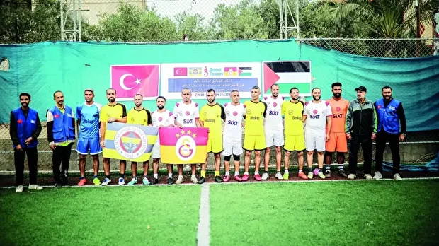 Galatasaray'ı temsil eden oyunculara kupa takdim edildi.