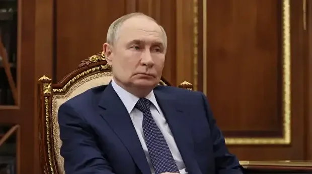 Sur cette photo d'archive diffusée par l'agence d'État russe Sputnik, le président russe Vladimir Poutine participe à une réunion avec le directeur des services pénitentiaires russes au Kremlin, à Moscou, le 1er décembre 2025. 