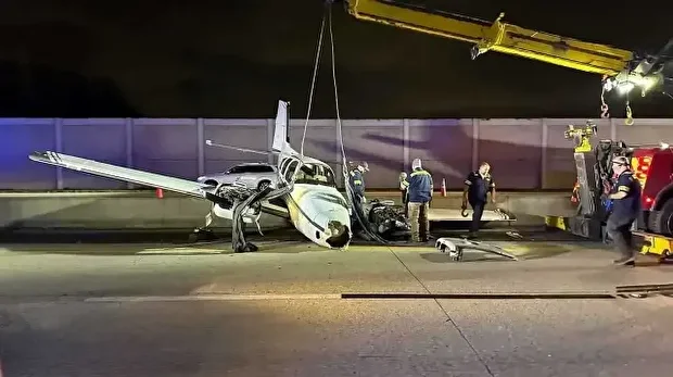 طائرة تصطدم بسيارة أثناء هبوط اضطراري على طريق في فلوريدا