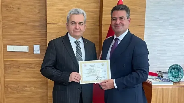 Yeniköy Kemerköy Enerji Genel Müdür Yardımcısı Burak Işık’a takdir belgesi Orman Genel Müdürlüğü Genel Müdür Yardımcısı İbrahim Yüzer tarafından takdim edildi. 