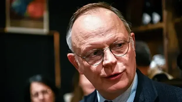 Le président du parti de centre-droit Horizons, Edouard Philippe, s'adresse aux journalistes dans un bar dans le cadre de la campagne électorale du député Thomas Cazenave, membre du parti Ensemble Pour la République, pour les élections municipales à Bordeaux, dans le sud-ouest de la France, le 2 décembre 2025. 