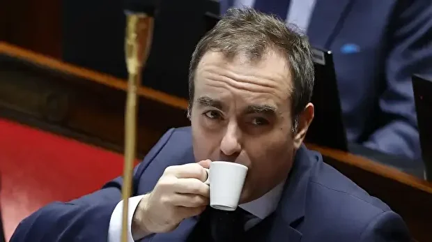 Le Premier ministre français Sébastien Lecornu boit un verre pendant la poursuite du débat sur le projet de loi de finances de la sécurité sociale (PLFSS) pour 2026 à l'Assemblée nationale, la chambre basse du Parlement français, à Paris, le 5 décembre 2025.