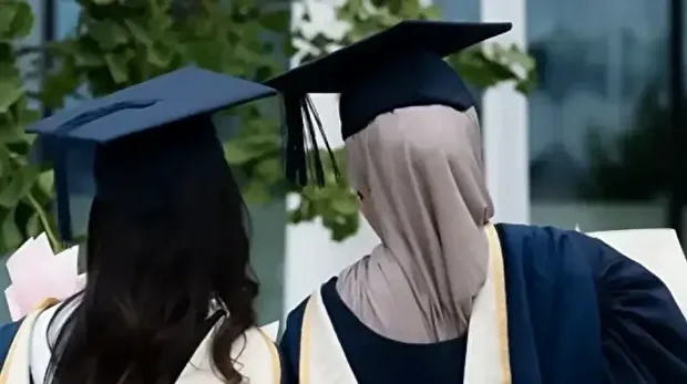 یہ اقدام برطانیہ کی وزارتِ داخلہ کی جانب سے سخت امیگریشن قوانین اور ویزا کے مبینہ غلط استعمال پر بڑھتی ہوئی تشویش کے بعد سامنے آیا ہے۔
