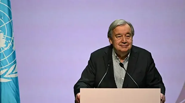 Le secrétaire général des Nations unies, Antonio Guterres, observe pendant une conférence de presse à la COP30, la Conférence des Nations unies sur les changements climatiques, à Belém, dans l'État du Pará, au Brésil, le 20 novembre 2025.