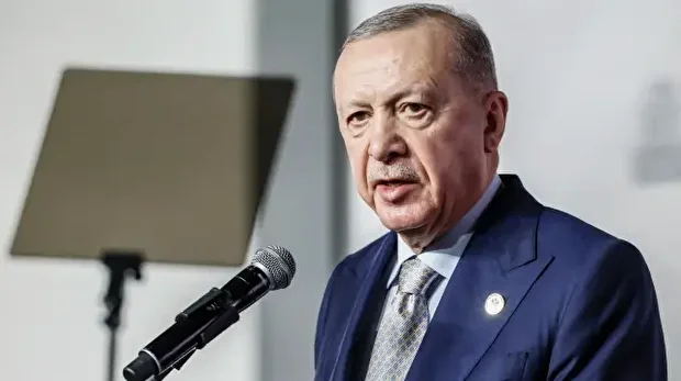 Le président turc Recep Tayyip Erdogan s'exprime lors d'une conférence de presse à l'issue du sommet des dirigeants du G20 au Nasrec Expo Centre de Johannesburg, le 23 novembre 2025.
