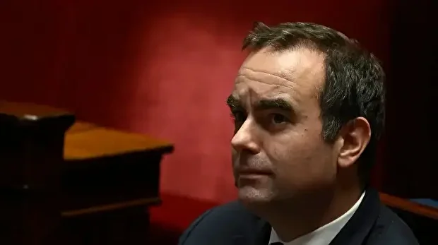 Le Premier ministre français Sébastien Lecornu assiste au débat qui suit sa déclaration sur la stratégie de défense nationale à l'Assemblée nationale, la chambre basse du Parlement français, à Paris, le 10 décembre 2025.