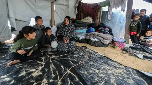 الدفاع المدني بغزة: تلقينا 2500 طلب مساعدة من نازحين غمرت الأمطار خيامهم
