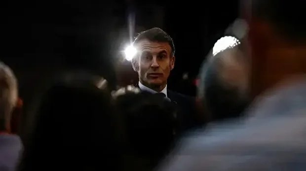 Le président français Emmanuel Macron s'adresse aux lecteurs du quotidien français Ouest-France lors de sa visite à Saint-Malo le 10 décembre 2025.