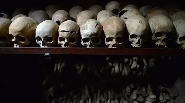 Génocide, crimes contre l’humanité et crimes de guerre ont été commis à une échelle effroyable, touchant principalement les civils tutsis et les Hutus modérés.