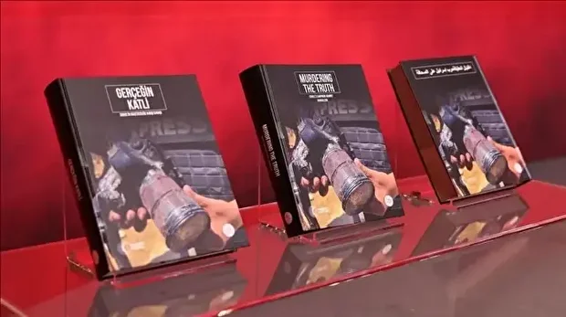 کتاب تین زبانوں میں دستیاب ہے۔