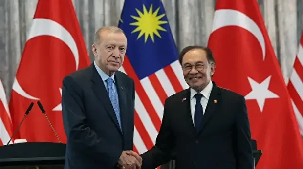 Le président Recep Tayyip Erdoğan et le Premier ministre malaisien Anwar Ibrahim.
