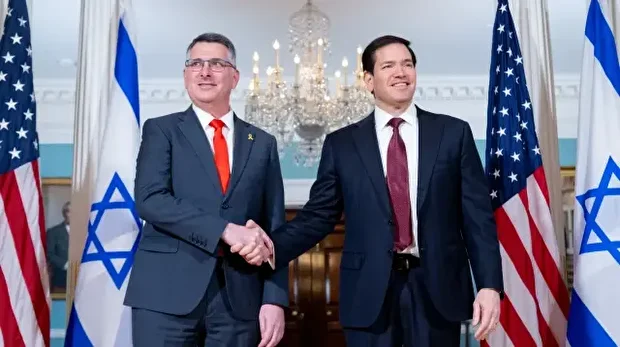 Le secrétaire d'État américain Marco Rubio et le ministre israélien des Affaires étrangères Gideon Sa'ar (à gauche) se serrent la main avant leur réunion au département d'État à Washington, DC, le 10 décembre 2025. 