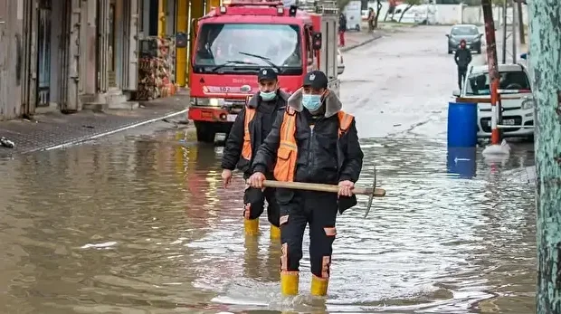 غزة.. الدفاع المدني يواجه المنخفض "بيرون" بإمكانات منهكة 