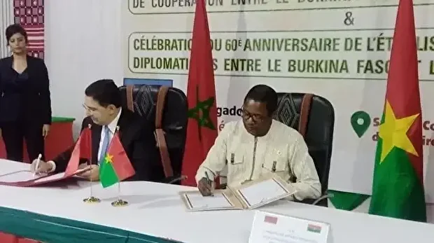 Les ministres burkinabè des Affaires étrangères, Karamoko Jean Marie Traoré et son homologue marocain Nasser Bourita, ont signé 12 accords dans des domaines variés, à Ouagadougou, le 10 décembre 2025.
