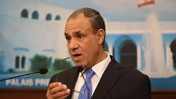Le ministre égyptien des Affaires étrangères Badr Abdelatty s'exprime lors d'une conférence de presse après sa rencontre avec le président libanais au palais présidentiel de Baabda, à l'est de Beyrouth, le 26 novembre 2025.