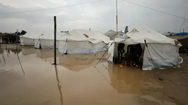 طبی ذرائع کے مطابق شدید بارش کے دوران خیمے پر دیوار گرنے سے دو بھائیوں کی موت ہوئی۔
