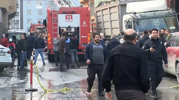 İhbar üzerine olay yerine çok sayıda itfaiye, polis ve sağlık ekibi sevk edildi