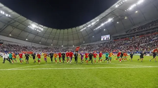 Les joueurs du Maroc célèbrent leur victoire à l’issue du quart de finale de la Coupe arabe de la FIFA 2025 contre la Syrie, au stade Khalifa International de Doha, au Qatar, le 11 décembre 2025.