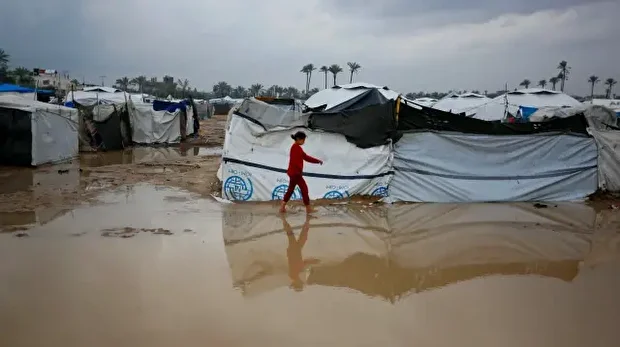 ایک طرف بارش سے خیموں کی چھتیں ٹپکتی ہیں تو دوسری جانب نکاسی نہ ہونے کی وجہ سے پانی کھڑا ہو جاتا ہے۔ 