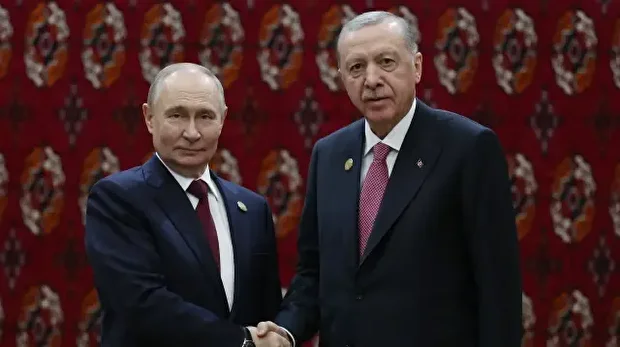 Le président turc Recep Tayyip Erdogan rencontre le président russe Vladimir Poutine dans le cadre du Forum international pour la paix et la sécurité, organisé à l'occasion du 30e anniversaire du statut de neutralité permanente du Turkménistan et de la désignation de 2025 comme "Année internationale de la paix et de la confiance" par l'Assemblée générale des Nations unies à Achgabat, au Turkménistan, le 12 décembre 2025.