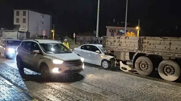 Yaralanan otomobil sürücüsünün ise hayati tehlikesinin bulunduğu öğrenildi.