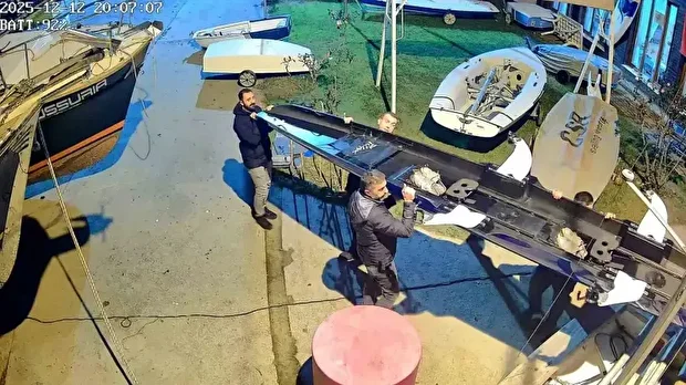 El konulan tekneler yediemin otoparkına çekildi.