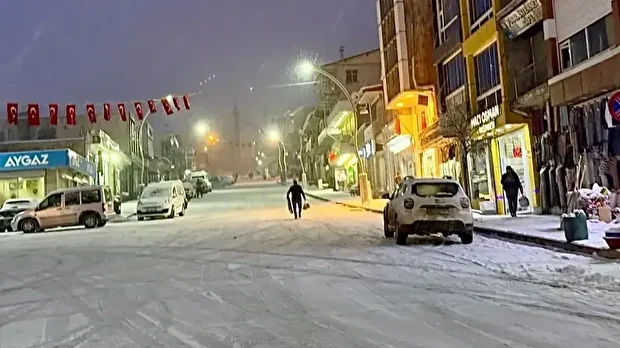 Vatandaşlar, evlerinin önünde biriken karı temizledi.