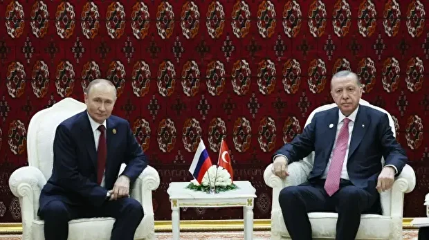 Le président turc Recep Tayyip Erdogan rencontre le président russe Vladimir Poutine dans le cadre du Forum international pour la paix et la sécurité, organisé à l'occasion du 30e anniversaire du statut de neutralité permanente du Turkménistan et de la désignation de 2025 comme "Année internationale de la paix et de la confiance" par l'Assemblée générale des Nations unies à Achgabat, au Turkménistan, le 12 décembre 2025.