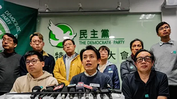 Lo Kin-hei (à gauche), président du Parti démocratique (PD) de Hong Kong, s'exprime lors d'une conférence de presse au siège du parti à Hong Kong, le 14 décembre 2025. Le plus ancien parti pro-démocratie de Hong Kong a officiellement décidé de se dissoudre, a annoncé son dirigeant le 14 décembre, à l'issue de son assemblée générale annuelle. 