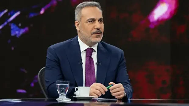 Le ministre turc des Affaires étrangères, Hakan Fidan, s'exprime lors d'une émission en direct sur la chaîne TVNET à Istanbul, en Türkiye, le 13 décembre 2025.