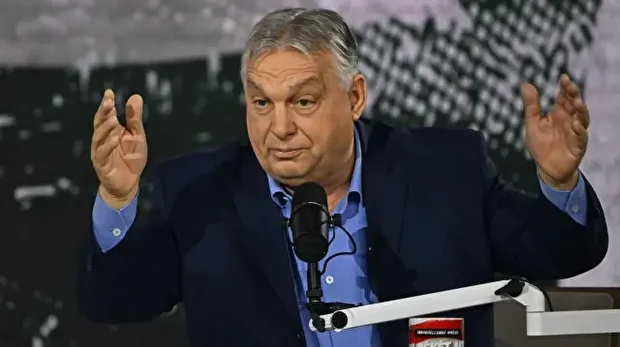 Le Premier ministre hongrois et président du parti FIDESZ, Viktor Orban, s'adresse à ses partisans dans la salle de sport locale de Kecskemet, en Hongrie, le 13 décembre 2025, lors d'une réunion des Cercles civiques numériques. 
