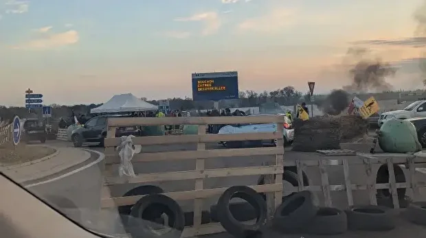 Barrage des éleveurs à l'échangeur de Baillargues, en Hérault, en France, le 14 décembre 2025.
