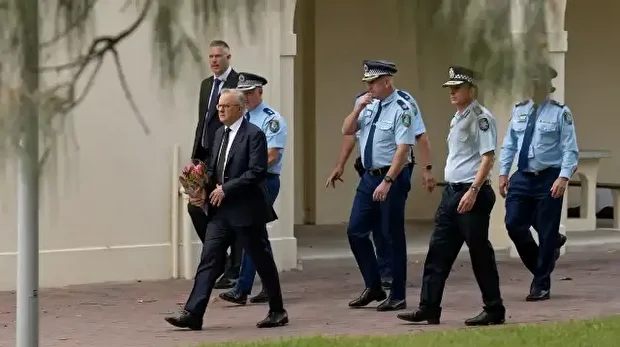 Le Premier ministre australien Anthony Albanese s'apprêtant à déposer des fleurs au Bondi Pavillion, à Bondi Beach, lieu d'une fusillade qui a fait 15 morts.