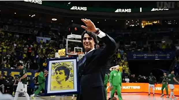 İbrahim Kutluay'ın forması Ülker Sports Arena'ya asıldı.