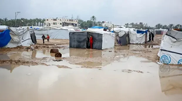 أمطار غزيرة تغرق مستشفى الشفاء وآلافا من خيام النازحين في غزة