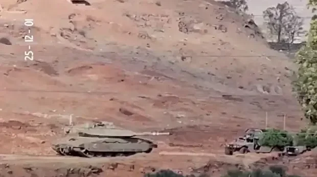 Des chars israéliens déployes à Tel Abu Qubays, dans la province de Quneytra, en Syrie, le 1er décembre 2025.