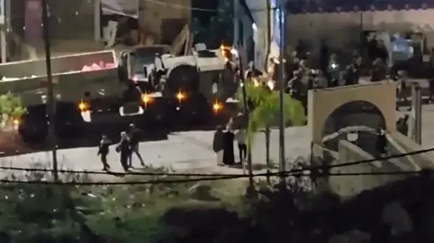 L'armée israélienne déployée sur le rond point Zawata à Naplouse, procédant à des expulsions de Palestiniens.