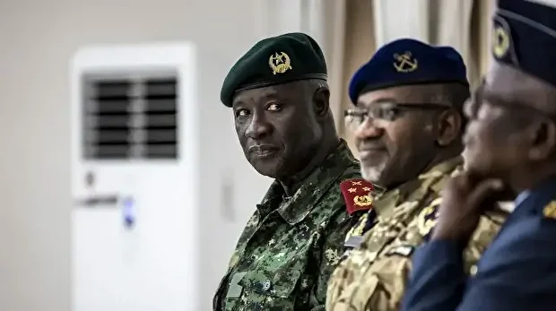 Le nouveau chef d'état-major des forces armées de Guinée-Bissau, le général de division Tomas Djassi (à gauche), assiste à la cérémonie d'investiture du nouveau gouvernement au palais présidentiel de Bissau, le 29 novembre 2025.