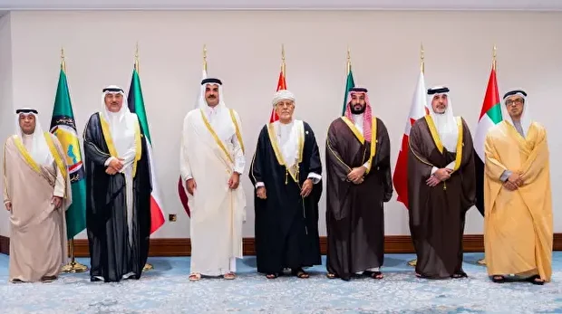 Cette photo diffusée par l'agence de presse officielle saoudienne (SPA) montre, de gauche à droite, le secrétaire général du Conseil de coopération du Golfe (CCG) Jassim al-Budaiwi, le prince héritier du Koweït Cheikh Sabah Khaled al-Hamad al-Sabah, l'émir du Qatar Tamim bin Hamad Al-Thani, le vice-Premier ministre omanais chargé des affaires de défense Shihab bin Tarik Al Said, le prince héritier d'Arabie saoudite Mohammed bin Salman, le représentant personnel du roi de Bahreïn, Abdulla bin Hamad Al Khalifa, et le vice-président et vice-Premier ministre des Émirats arabes unis, Cheikh Mansour bin Zayed al-Nahyan, posant pour une photo de groupe lors du sommet d'urgence arabo-islamique de 2025 à Doha, le 15 septembre 2025.